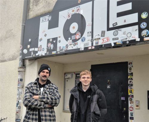 Sam Seethaler (links) und Justin Stockhammer vor dem „Hole“ in der Samerstraße. Foto Aberle