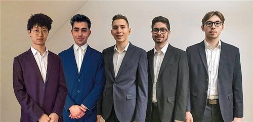 Samuel Leber (Zweiter von links) vom Inntal-Gymnasium Raubling tritt zusammen mit seinem Team beim „Jugend gründet“-Pitch Event Münster an.Foto Jugend gründet