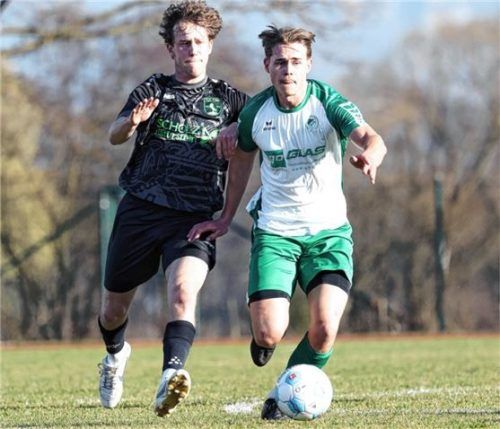 Schloßberg-Torschütze Elias Krüger (rechts) im Zweikampf mit dem Priener Florian Scholz.Foto Christian Mühlhofer