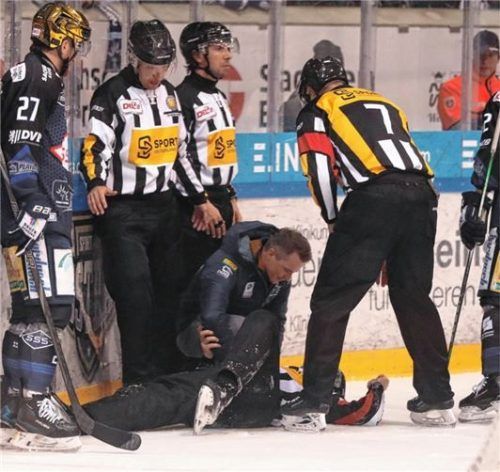 Schockmoment für Daniel Todam: Der Schiedsrichter krachte in die Bande und konnte das Spiel nicht beenden. Fotos Thomas Heide
