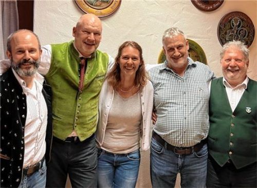 Schützenmeister Herbert Weiß (rechts) gratuliert Leonhard Steiner (links) und überreicht die Ehrenurkunde für 50-jährige Mitgliedschaft. Foto re