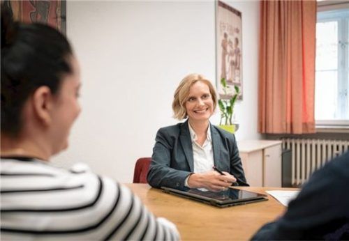 Schulleiterin Nicole Strasser im Gespräch. Foto Fürchntner