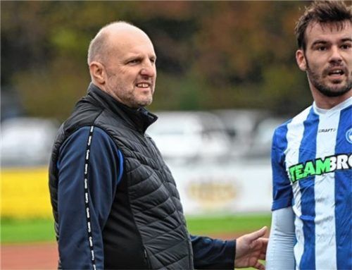 „Schwer, aber es ist möglich“: Stefan Marlog (mit Nando Wolf) will mit Brannenburg die Klasse halten.Foto Ruprecht