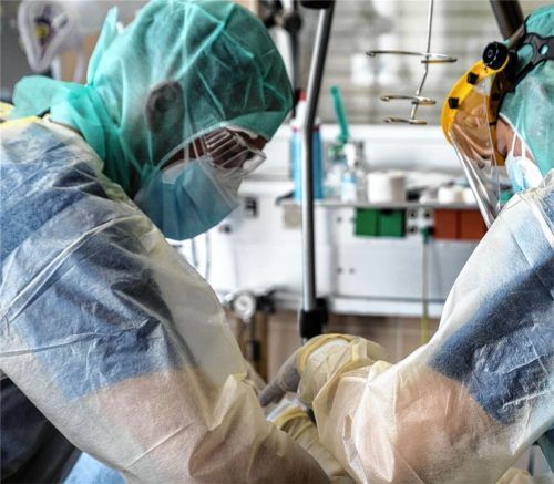 Schwerstarbeit in der Intensivstation: Die Corona-Pandemie belastete das Personal der Romed-Kliniken schwer. Foto Romed