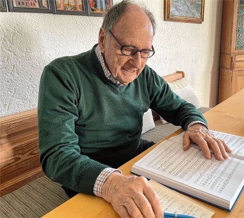 Sebastian Weyerer in seinem Wohnhaus in Prien. Noch immer spielt er jeden Tag an seiner Orgel und an seinem Klavier und komponiert.Foto kirchner