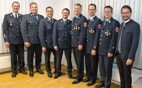 Seit Jahrzehnten der Feuerwehr treu: Zweiter Kommandant Franz Faltlhauser (links), Kommandant Sven Gericke (Zweiter von rechts) und Bürgermeister Johannes Zistl (rechts) mit den Jubilaren (von links) Vinzenz Schaberl (25 Jahre), Michael Pohl (25), Felix Lechner (25), Michael Heindl (25) und Michael Weber (40). Foto schmuck
