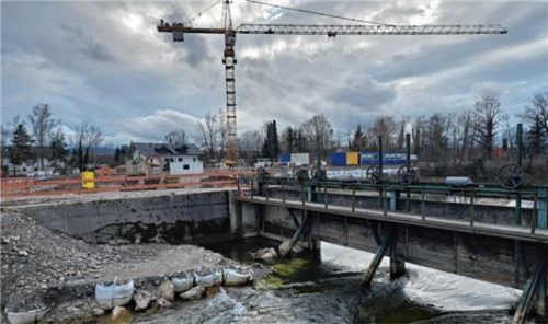 Seit vergangenem Jahr wird an dem Rückbau der historischen Wehranlage sowie einem Ersatzneubau in Bad Aibling gearbeitet.