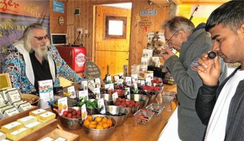 Sensorische Geruchsprobe am „Duftstandl“ von Wolfgang Prasch (links).