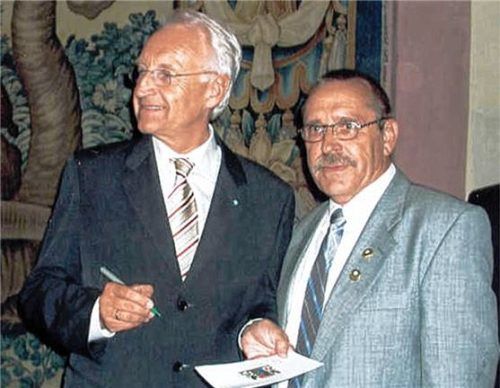 Sepp Unrecht (rechts) mit dem ehemaligen Ministerpräsidenten Dr. Edmund Stoiber bei der Überreichung der Dankesurkunde im Jahr 2003. Foto re
