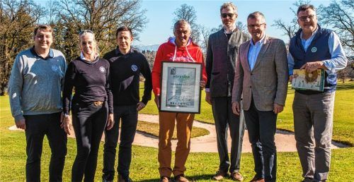 Sie freuen sich über die neuerliche Auszeichnung (von links) für den Golfclub Maxlrain: Elias Pinter, Alexandra Kellerer, Philipp Eins, Karlheinz Bachmeier, Peter Prinz von Lobkowicz, Georg Weigl und Dr. Gunther Hardt. Fotos stache