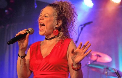 Sie ist der eigentliche Star des Abends: Miss Curly Crunch, aka Carolin Roth, begeisterte mit ihrer brillanten Stimme. Foto Josef Enzinger