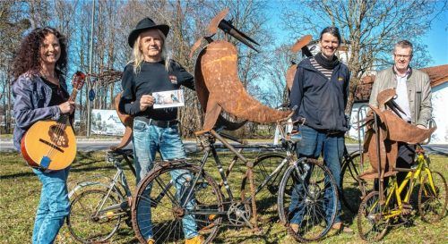 Sie rücken die Kunst in Tuntenhausen ins Licht (von links): Sabine Xoxi Huber, Georg Huber, Uwe Huber und Bürgermeister Georg Weigl bei der Aufstellung der ersten Skulpturen auf Gemeindegebiet. Foto stache