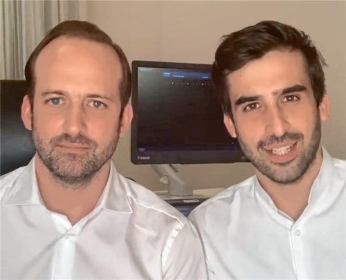 Sie standen für unaufgeregte, sachliche Information und das Motto „Ruhe bewahren“ während der Corona-Pandemie. Mit ihren Videobotschaften – hier aus dem Jahr 2020 – erreichten die Brüder Dr. Felix (links) und Dr. Florian Bonke über die sozialen Medien viele Menschen im Lockdown. Mehr Bilder auf www.ovb-online.de.Foto Praxis Dr. Bonke