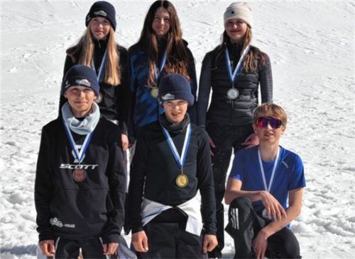 Siegerehrung im Inngau-Riesenslalom: Lisa Hollnaicher, Christina Reheis, Lilly Musculus (hinten von links), Zeno Rumpfinger, Maxi Steinacher und Anton Rehe (vorne von links).Foto re