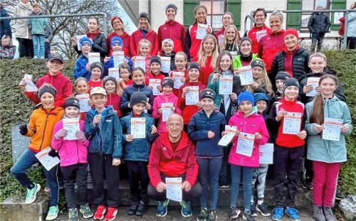 So sehen Sieger aus: Die neuen Träger des deutschen Sportabzeichens 2024 mit dem Chef der SVB-Leichtathleten, Peter Jüstel (Bildmitte vorne). Foto neuwirth