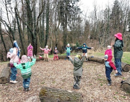 So viele Hampelmänner wie möglich – das war die Aufgabe für die Kindergartenkinder im Waldkindergarten Wurzelburg. Foto weber