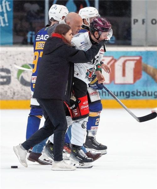 Sorge um den Youngster: Jannick Stein musste nach einem Check von Tim Sezemsky blutend vom Eis begleitet werden. Foto Thomas Heide