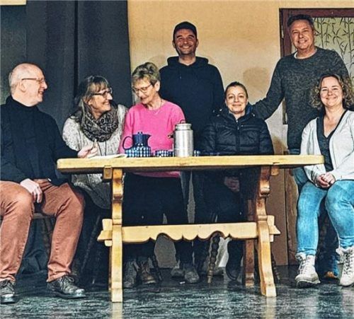Spielen beim Stück der Rosenheimer Heimatbühne: (von links) Martin Wollny, Marion Bachun, Renate Gantner, Florian Sieber, Melanie Porkert, Hans Garnreiter, Susi Zweckstätter.Foto re