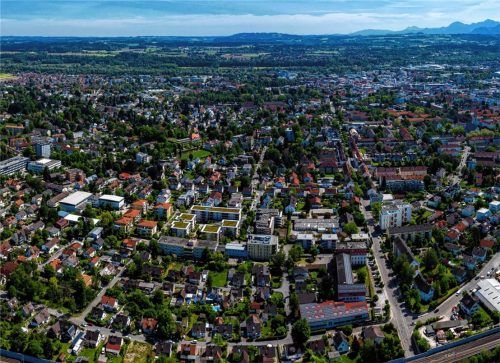 Stadt und Landkreis Rosenheim bieten ein enormes Potenzial, Personal und Wissen in der Region zu halten – so Oberbürgermeister Andreas März.Foto  adobestock/GDMpro S.R.O.