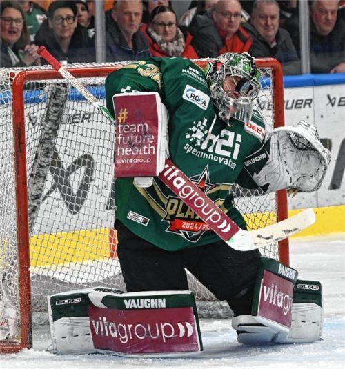 Starbulls-Torwart Oskar Autio hatte bislang mächtig viel zu tun und musste im Play-off-Viertelfinale einiges einstecken. Auch diesen Schuss, der voll auf die Maske des finnischen Goalies ging.Foto Hans-Jürgen Ziegler