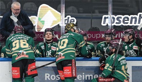 Starbulls-Trainer Jari Pasanen hat seine Mannschaft – unter anderem mit den Rückkehrern Maxi Vollmayer und Norman Hauner sowie Kapitän C.J. Stretch (vorne von links) – schon seit gestern in Dresden versammelt.Foto Ziegler