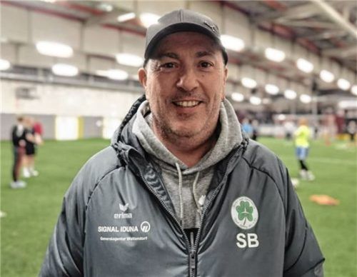 Stephan Brunner trainiert und managt das Frauen-Team des TuS Bad Aibling seit 22 Jahren.Foto Weinfurtner