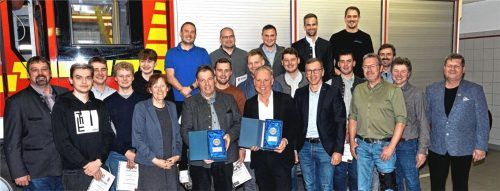 Stolz auf das Erreichte und gut gerüstet: Die geehrten und beförderten Mitglieder der Feuerwehr Pang mit Vorsitzendem Thomas Fischbacher (links) und Kommandant Günter Scholz (rechts) sowie Dritter Bürgermeisterin Gabriele Leicht und Stadtbrandinspektor Mario Zimmermann. Über eine Urkunde und das Ehrenzeichen in Silber zum 25-jährigen Dienstjubiläum freuen sich Hans Rutz (Mitte, blaues Hemd) und Richard Wörndl (hinten, Zweiter von rechts). 49 Jahre im Dienst waren Franz Rutz und Andreas Aerzbäck (vorne in der Mitte).Foto Aerzbäck