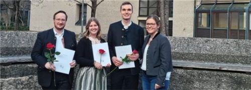 Stolz auf die drei Eder-Nachwuchstalente Felix Lechner, Anna Oeckl und Martin Mayer ist Ausbildungsverantwortliche Maria Obermeier (rechts).