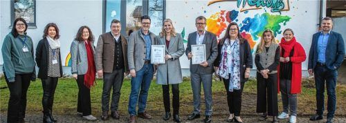Stolz präsentierte die Schule ihre Auszeichnungen. Nach dem Rundgang durch die Räumlichkeiten zeigten sich die Besucher beeindruckt. Unser Bild zeigt (von links) Anna Pfitzner, Birgit Decker, Margaret Careddu-Bayr, Josef Lausch, Dr. Martin Brunnhuber, Dr. Ursula Weier, Georg Weigl, Dr. Sabine Niedermaier, Angelika Elsner, Andrea Fischer und Herbert Unterreiner. Foto stache
