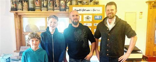 Stolze Sieger: (von links) Philipp Zwanziger, Michael Kronast, Florian Fischer und Spielleiter Peter Thaurer junior. Foto Hötzelsperger