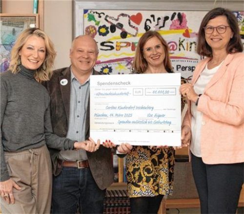 Strahlende Gesichter bei der symbolischen Scheckübergabe: (von links) Kabarettistin Monika Gruber, Schatzmeister Felix Stahl, Dorfleiterin Pia Klapos und Ilse Aigner, die Vorsitzende des Fördervereins Caritas Kinderdorf Irschenberg. Foto Lintz