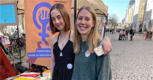 Svea Paul (links) und Sarah Fischer kritisierten wortgewaltig die sexistischen Körperideale, die in den sozialen Netzwerken in Dauerschleife produziert werden.