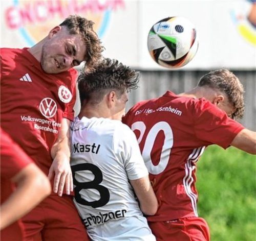 Szene aus dem Hinspiel zwischen 1860 Rosenheim und dem TSV Kastl, das 0:0 endete: Simon Fischer (links) und Michael Summerer im Kopfballduell mit Kastls Marco Unterholzner. Die beiden Rosenheimer kehren nach Krankheitspause wieder ins Team zurück.Foto Ziegler