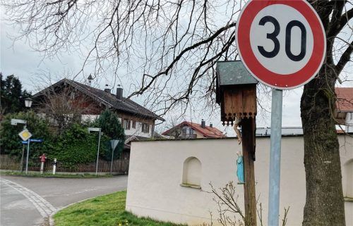 Tempo 30 wünschen sich etliche Söchtenauer für die Römerstraße, die hier nach rechts abbiegt. Foto Böck