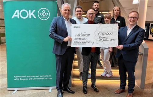 Thomas Ewald (InnKlinikum-Vorstandsvorsitzender), Andreas Kochbeck (Direktor AOK Altötting und Mühldorf), Benedikt Ebner und Oliwia Plebanek (Pflegeazubis), Patrick Tilger und Nicole Unterreiter (Personalabteilung InnKlinikum) sowie Thomas Gruber (AOK, Koordinator Gesundheitsförderung). Foto Schmitzer/InnKlinikum