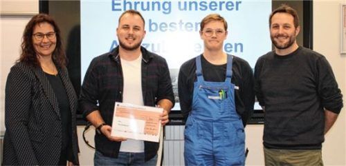 Tim Schönauer (InfraServ Gendorf, Zweiter von links) und Andreas Baier (Westlake Vinnolit, Zweiter von rechts) gehörten zu den Jahrgangsbesten. BIT-Leiterin Andrea Hamberger und Ausbildungsleiter Daniel Thomele gratulierten.