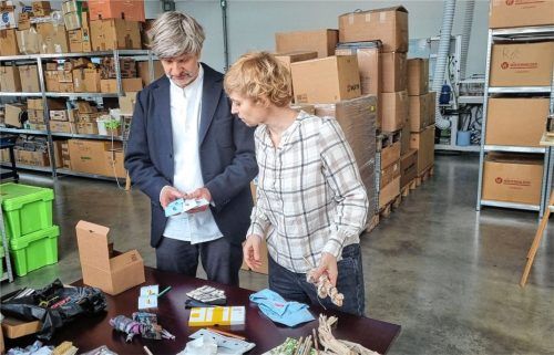 Tine Arlt und Uli Riedel stellen aus Textilabfällen Kugelschreiber und Möbel her. Foto Blum