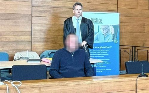 Tobias A. am ersten Verhandlungstag mit seinem Verteidiger Harald Baumgärtl. Im Gerichtssaal zeigte der Beschuldigte kaum eine Regung. Foto re