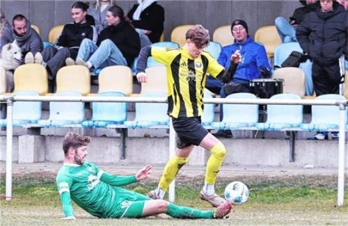 Tögings Marius Hutterer setzt sich hier gegen den Siegsdorfer Felix Maaßen durch.Foto Gabi Zucker