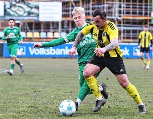 Tögings Philip Aigner (rechts) versucht, am Siegsdorfer Felix Brandner vorbeizukommen.Foto Gabi Zucker