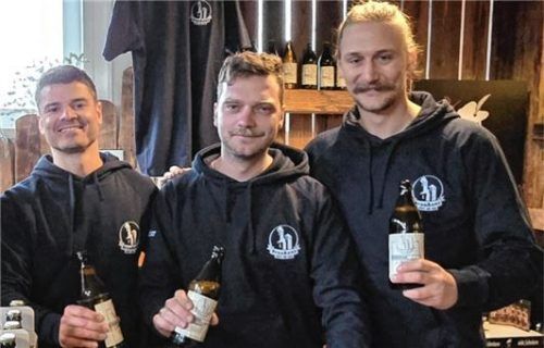 Tom Altinger (rechts) und Max Dietz (links), auf dem Bild mit Thomas Franz, wollen „Kaiser Helles“ brauen. Somit hätte die Gemeinde Rott wieder ein eigenes Bier. Foto Helm