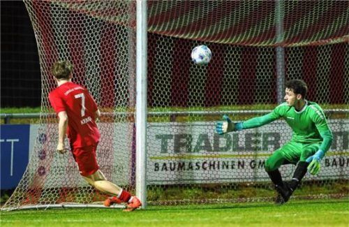 Traunsteins Mark Kremer überwindet Schwabings Torhüter Jonas Prier zum 1:0-Siegtreffer.Foto Hans Weitz