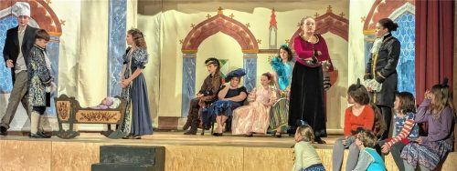 Trügerische Idylle: Am Hof wird die Geburt der Tochter gefeiert. Doch Rumpelstilzchen lässt nicht lange auf sich warten. Foto Hoffmann