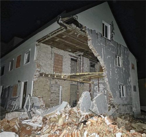 Trümmer überall: Gegen 20.50 Uhr am Freitag stürzte ein Teil des Gebäudes ein. Fotos Barth