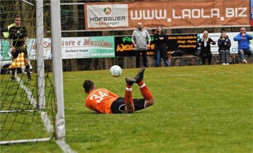 TSV-Keeper Arian Hadzija taucht den ersten der beiden Elfmeter aus dem linken Eck.Foto TSV BRannenburg