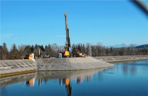 Über dieses Auslassbauwerk, das am nordöstlichen Damm des Leitzachwerk-Stausees entsteht, soll das Hochwasser aus dem Rückhaltebecken wieder in die Mangfall zurückfliesen. Foto merk