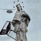 Eine neue Sitzgelegenheit für den heiligen Nepomuk