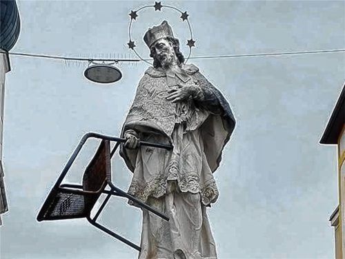 Ugewöhnlicher Anblick: Der heilige Nepomuk hält einen Stuhl in der Hand. Sind solche Aktionen strafbar? Foto Privat