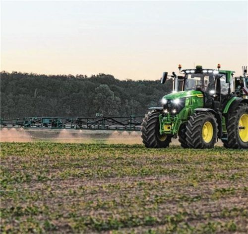Umweltschonender und effektiver wirtschaften mithilfe der KI: Die See & SprayTM Technologie ist ein gutes Beispiel dafür, wie sich mit Hilfe von Künstlicher Intelligenz Unkraut gezielt bekämpfen lässt. Foto john deere