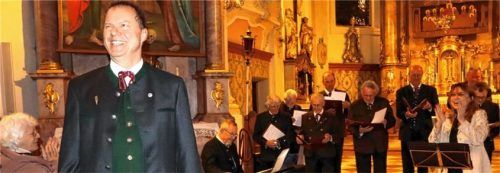 Unter der Leitung von Kayo Hashimoto-Hillebrandt (ganz rechts) gratulierten 250 Sänger dem scheidenden Sängerkreis-Vorsitzenden Alois Hundhammer zum Geburtstag.